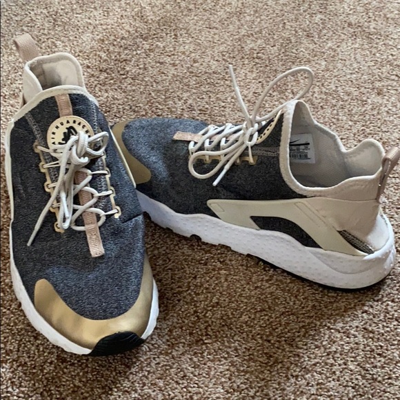 Nike Shoes - Nike Women’s Huarache